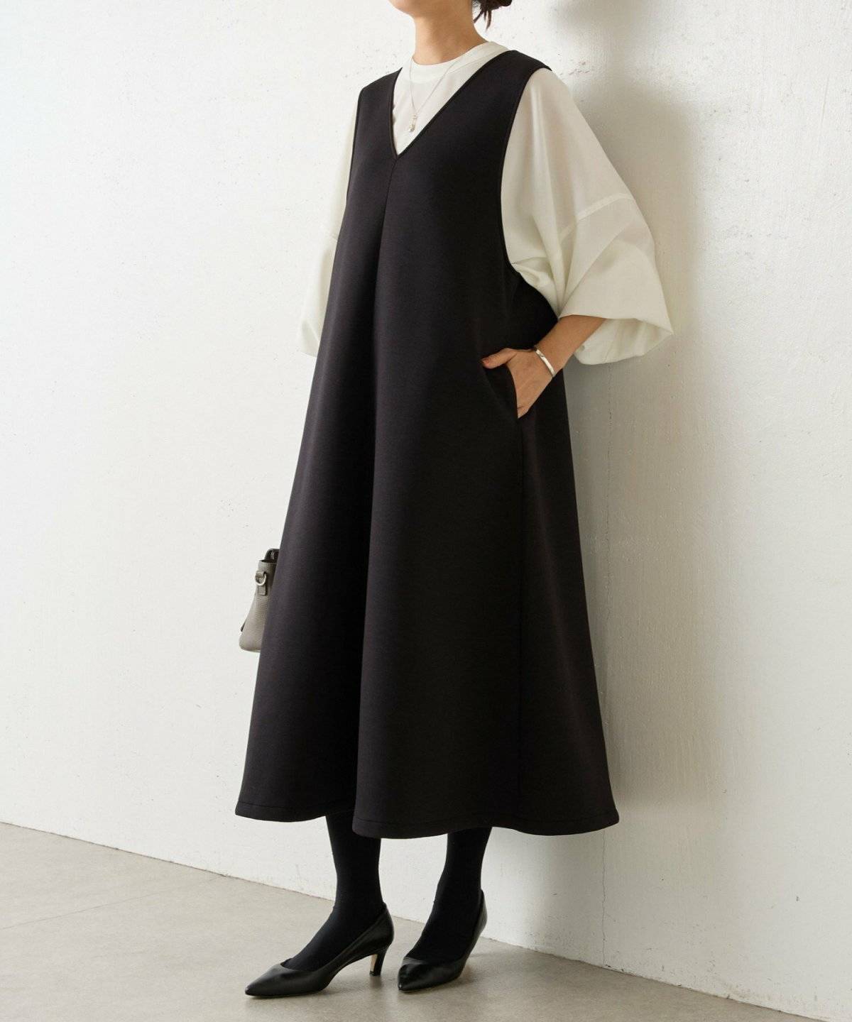 モノトーンコーデの女性