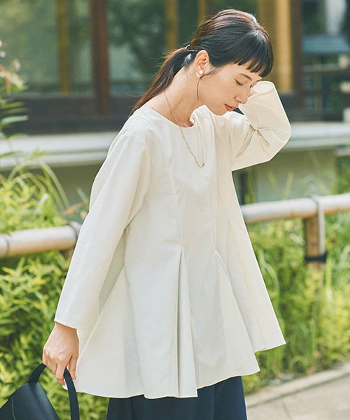 モノトーンコーデの女性