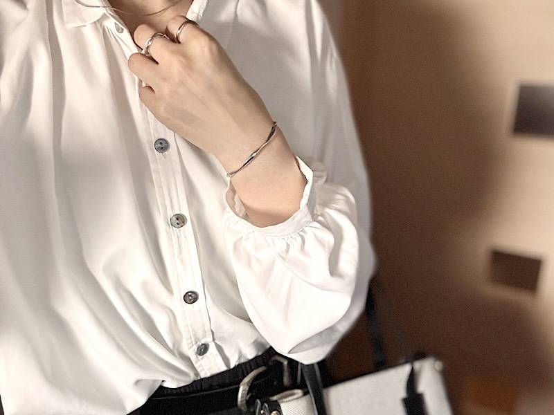 ブレスレットをつけバッグを持つ着用写真