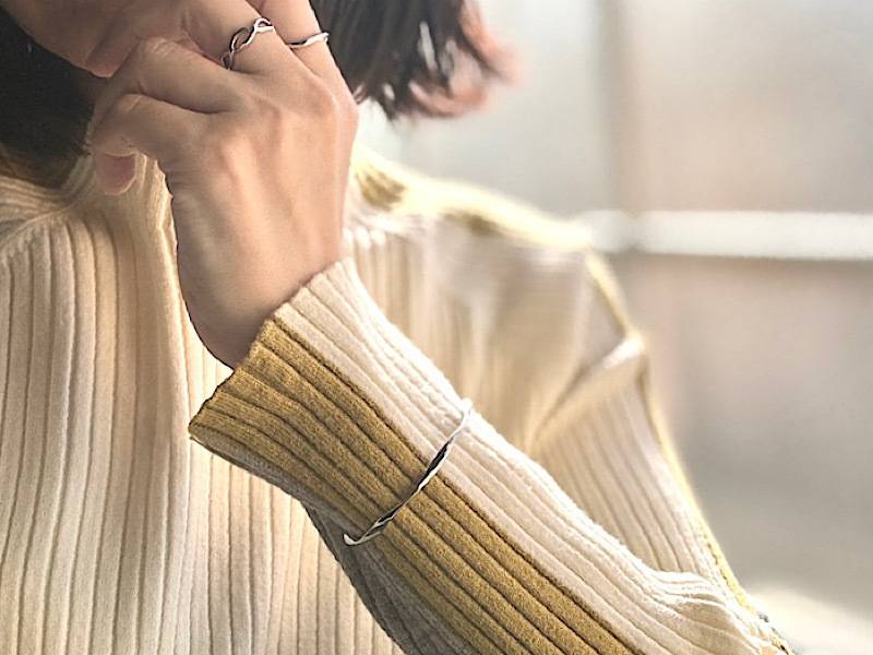 ニットにブレスレットを合わせた着用写真