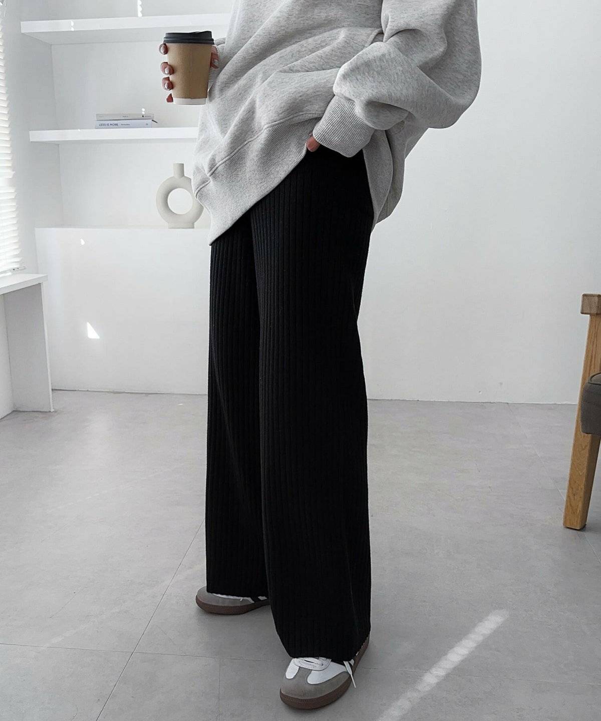 スウェットにリブパンツを合わせた女性