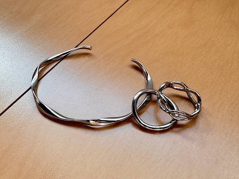 光を集めて輝くアクセサリーの写真