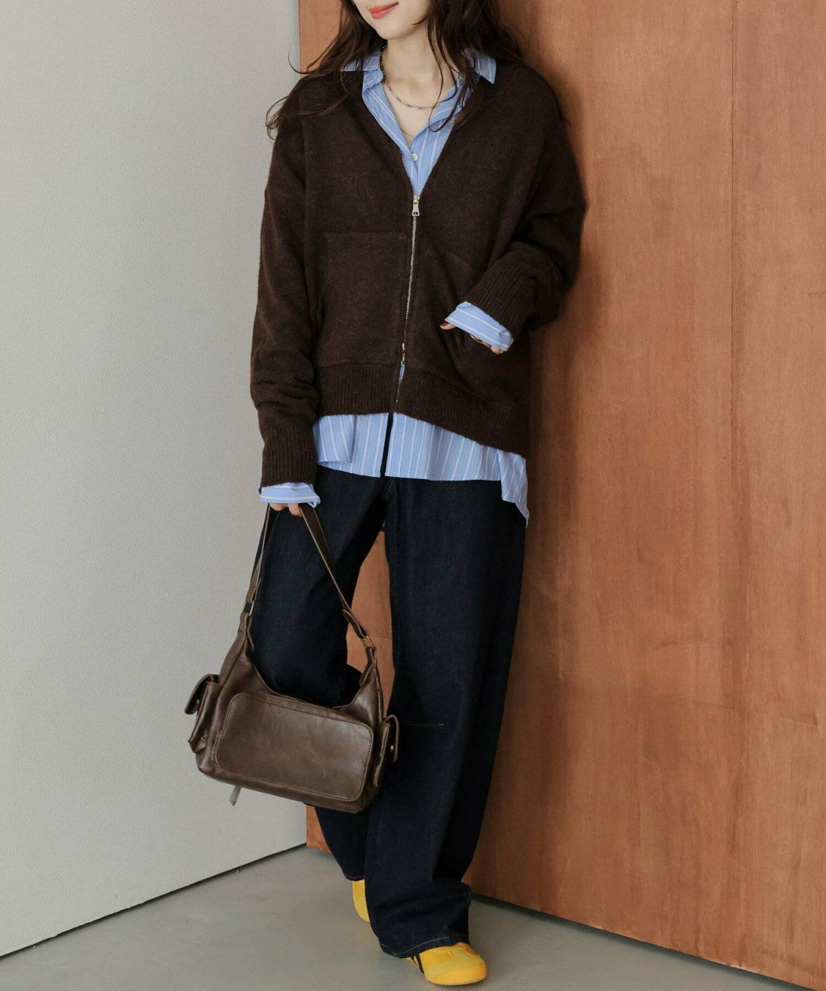 パーカーに黒パンツを合わせた女性