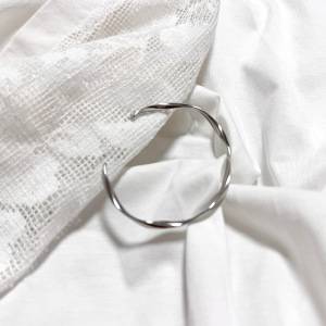  華奢で高見えするねじりデザインのメタルブレスレット 