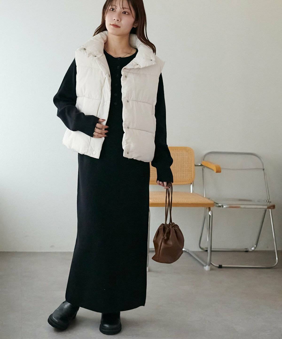 モノトーンコーデの女性