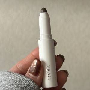 フェイスラインがすっと整う。メリハリだけを足してくれる「YEAU」陰影スティック