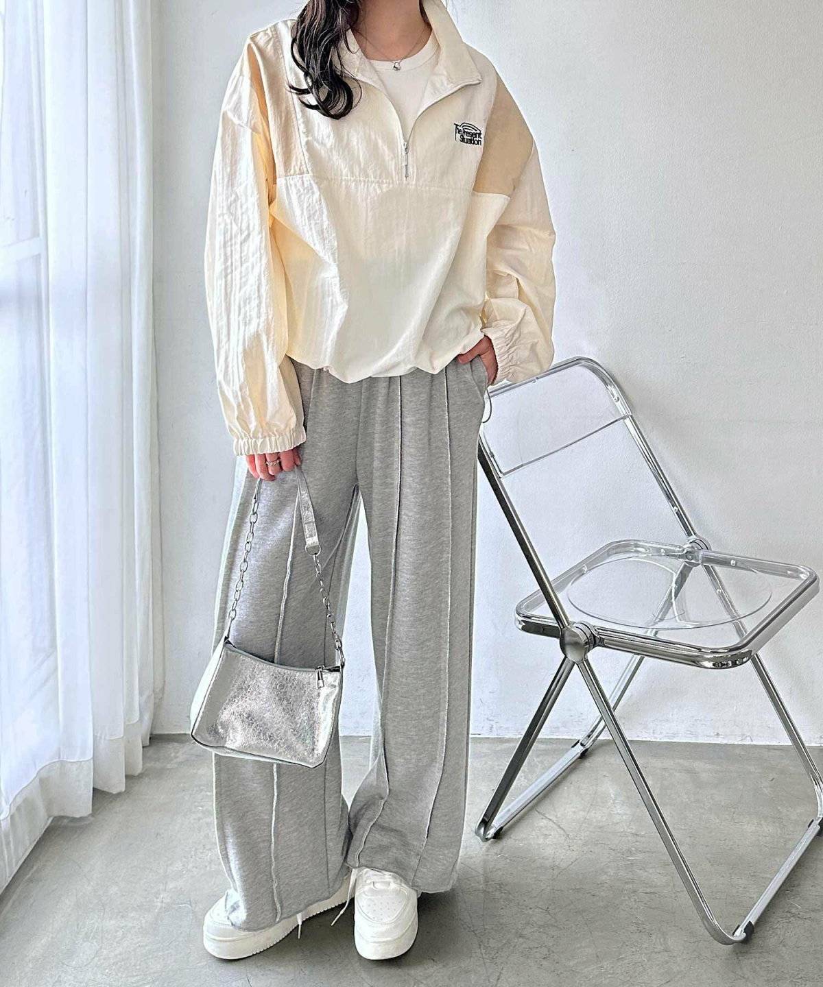 アウターにパンツを合わせた女性