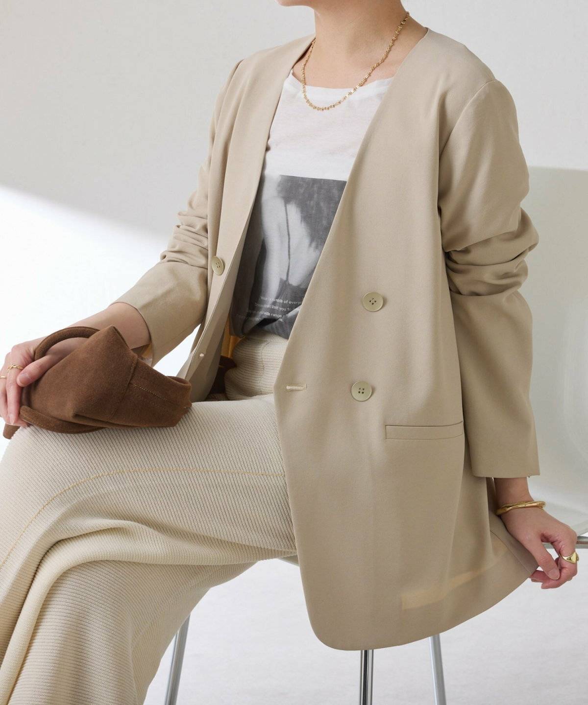 ベージュのワントーンコーデの女性