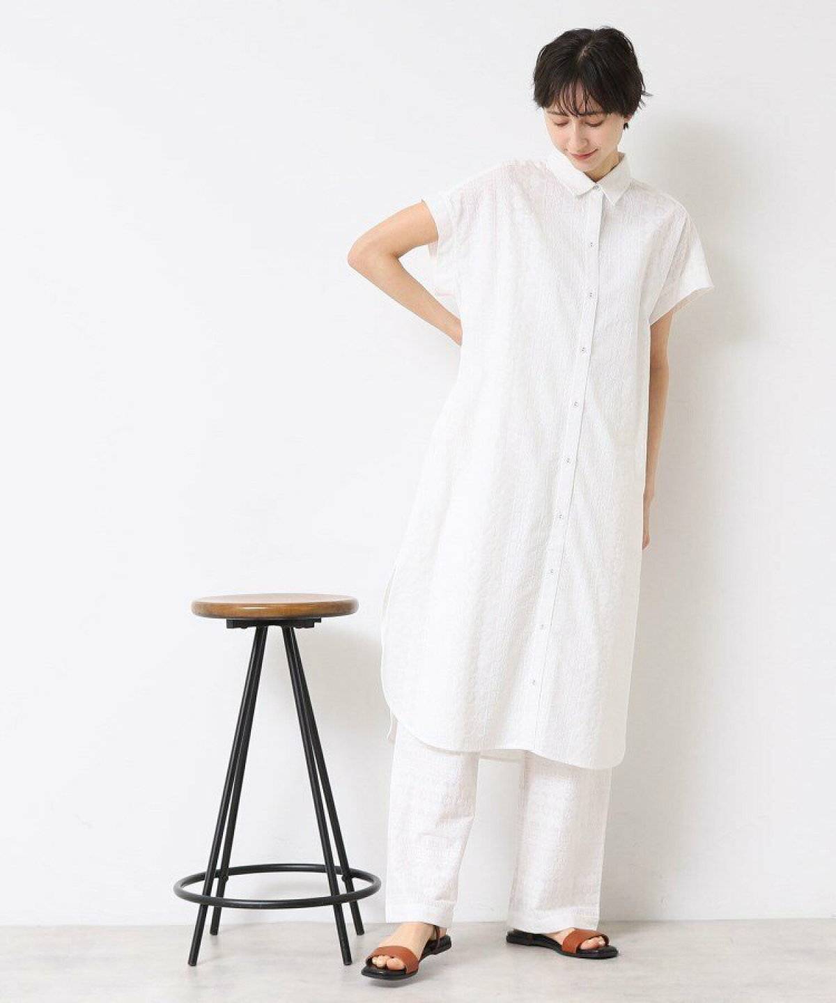 ホワイトコーデの女性