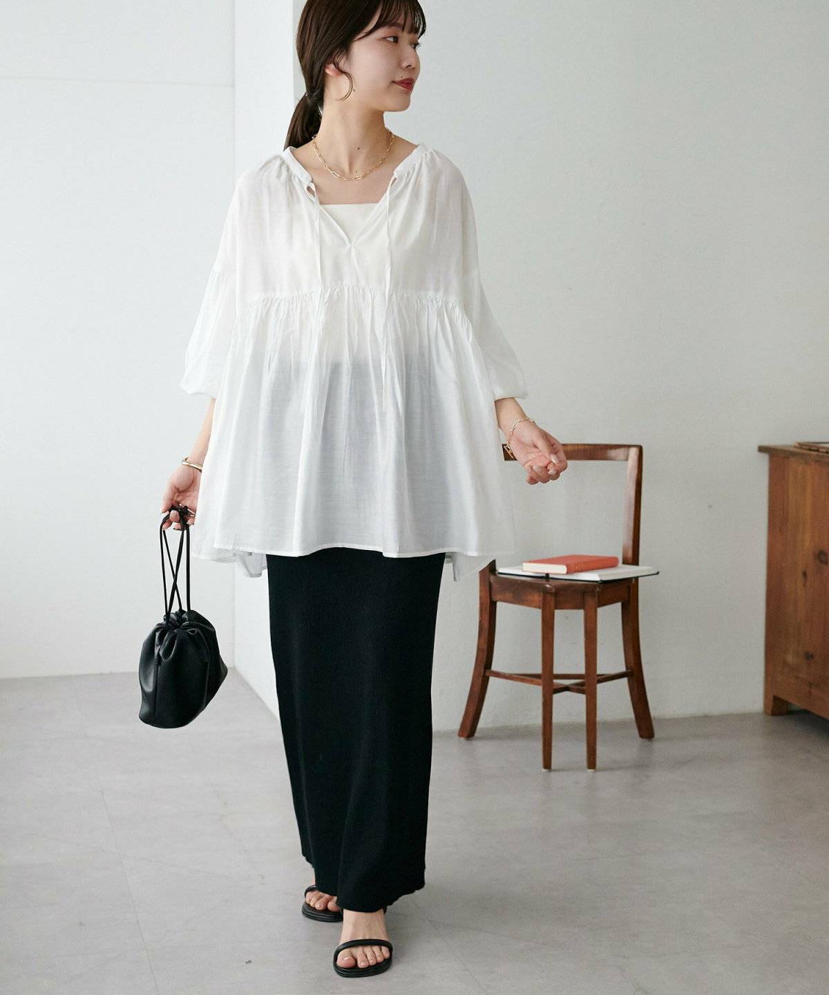 白ブラウスにスカートを合わせた女性