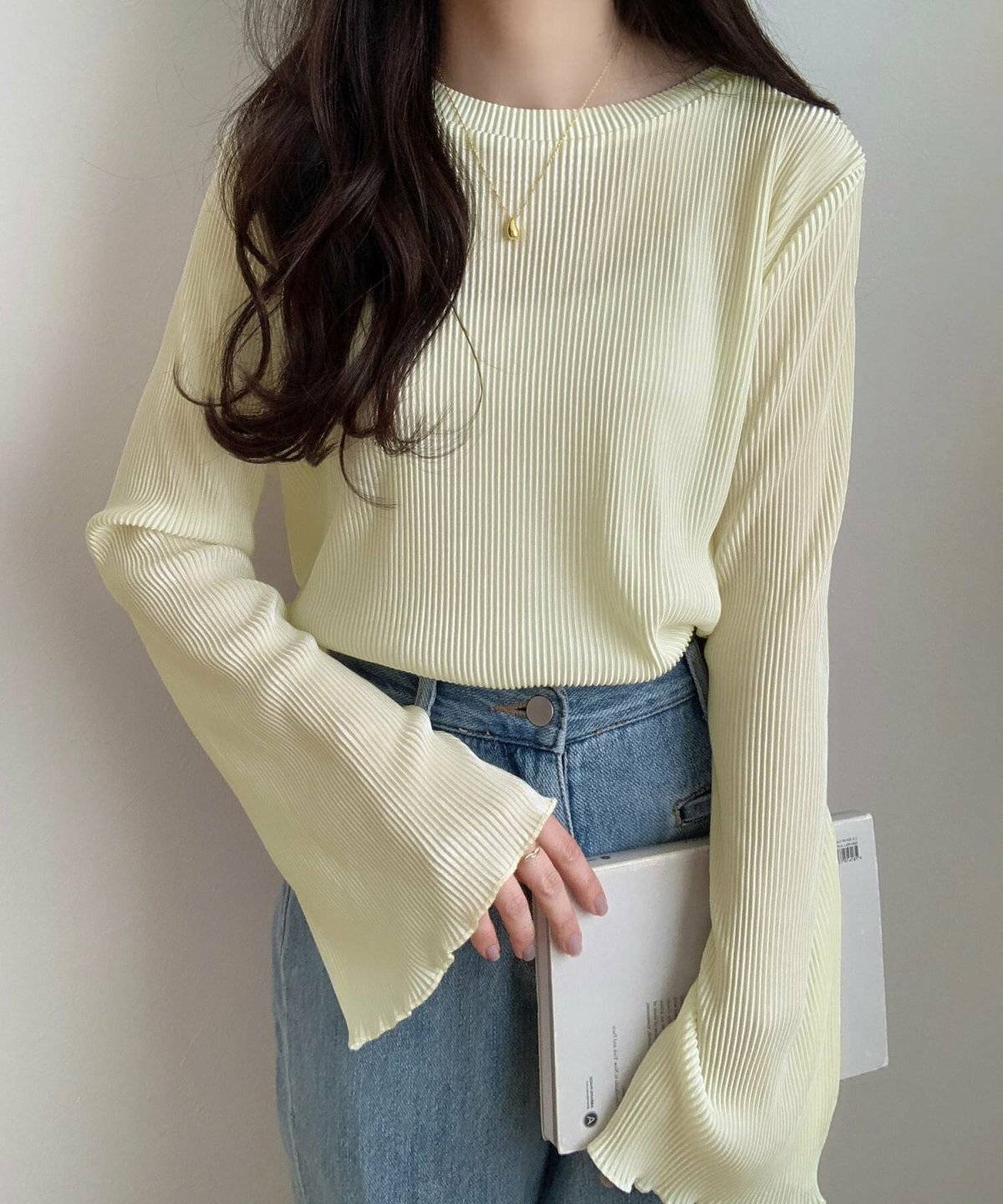 ブラウスにデニムを合わせた女性