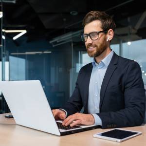  パソコンで仕事する男性 