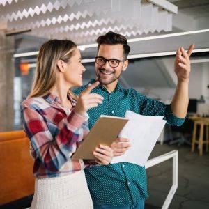  オフィスで話し合う男女 