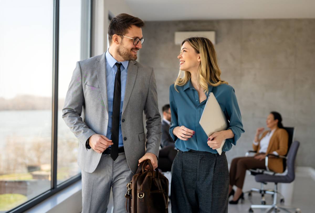 オフィスを歩きながら話す男女