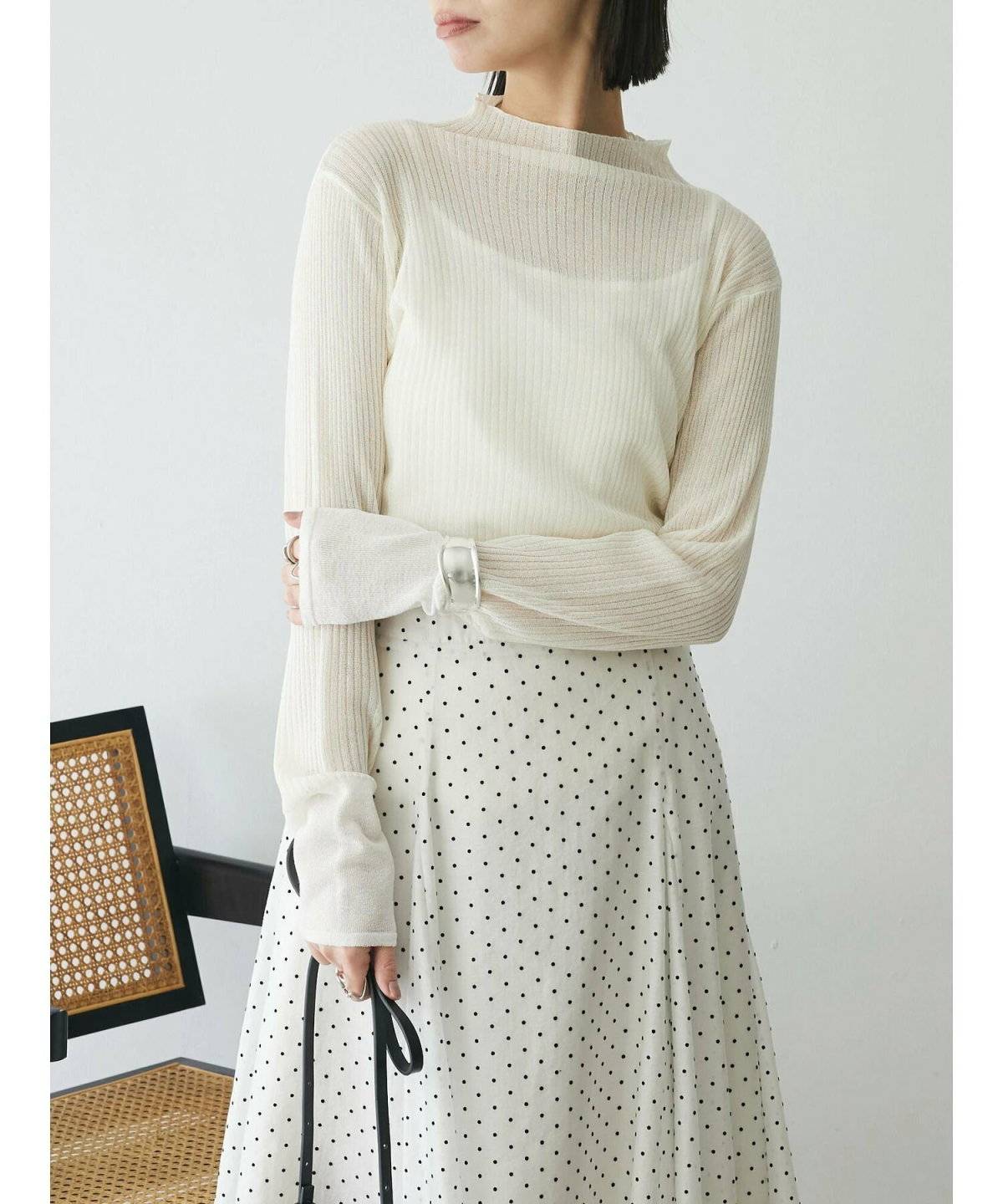 オールホワイトコーデの女性