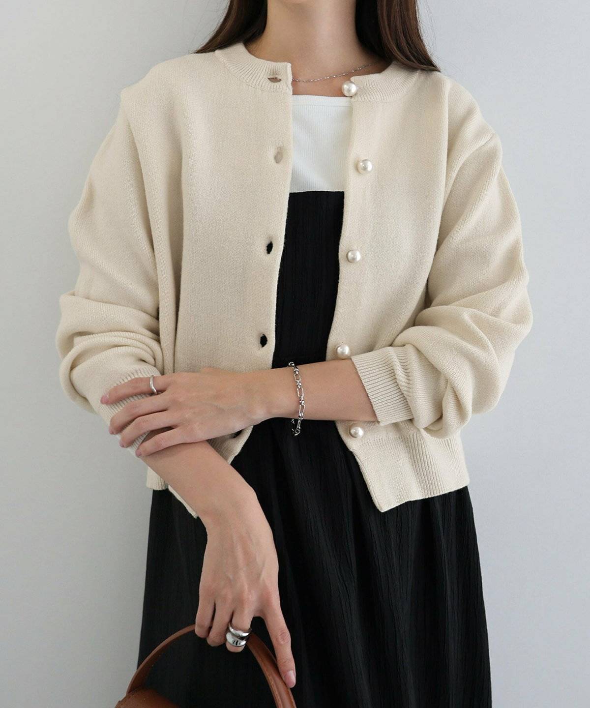 モノトーンコーデの女性