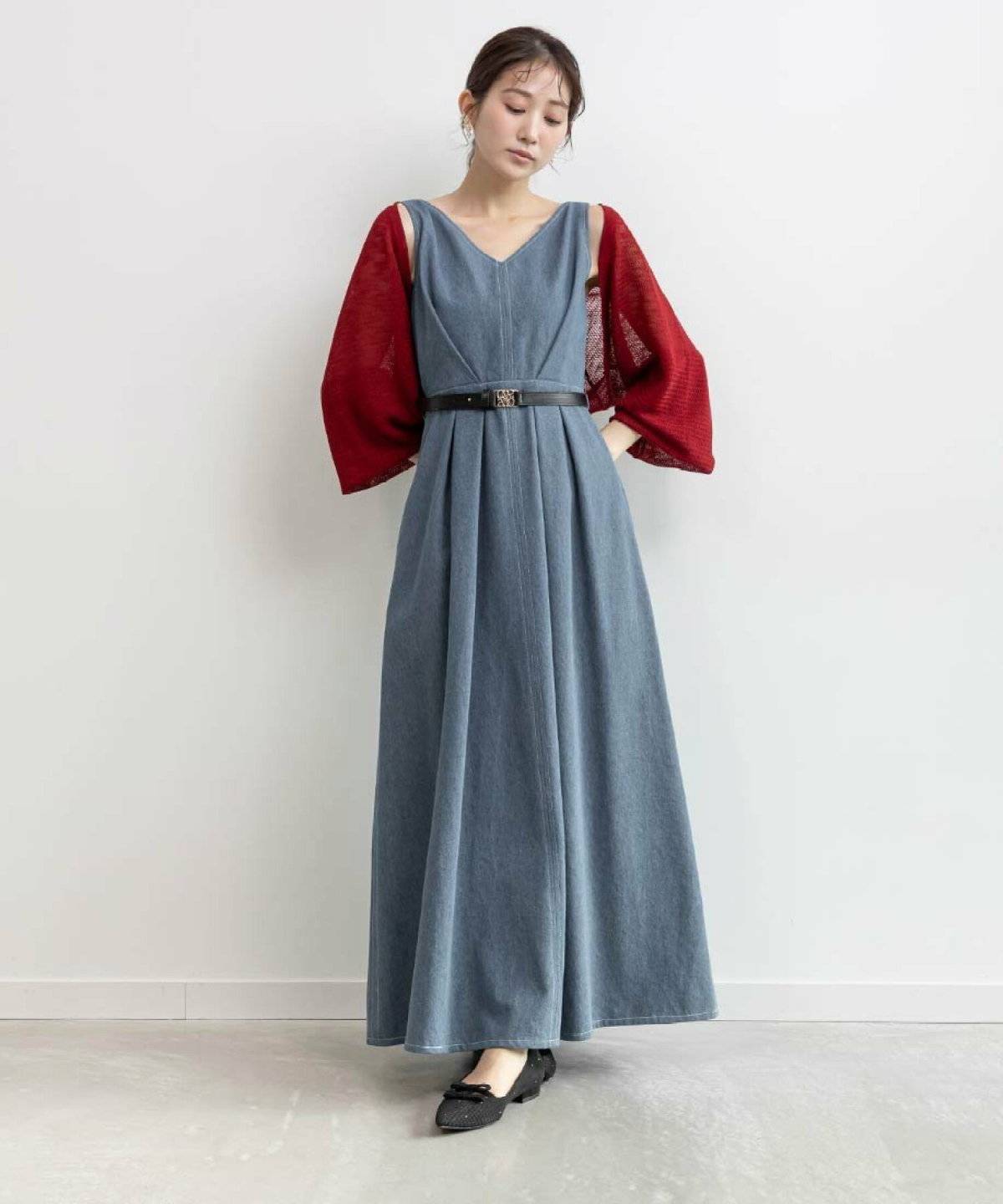 デニムワンピースにボレロを羽織った女性