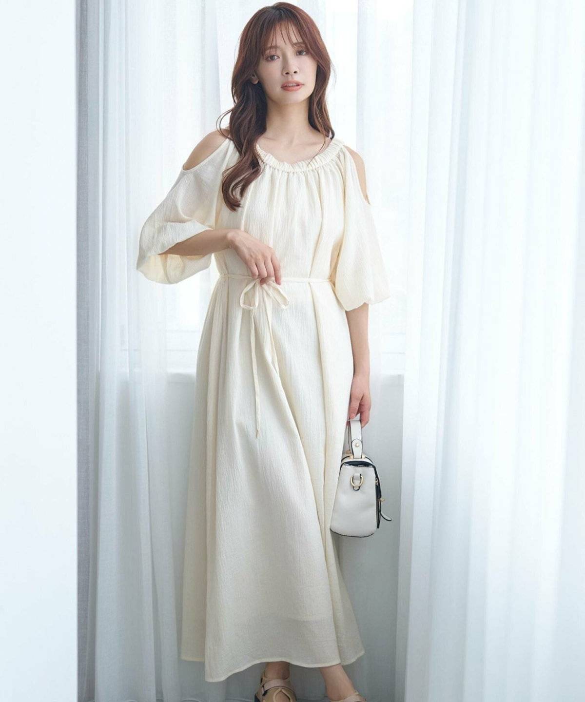 ベージュのワンピースを着た女性