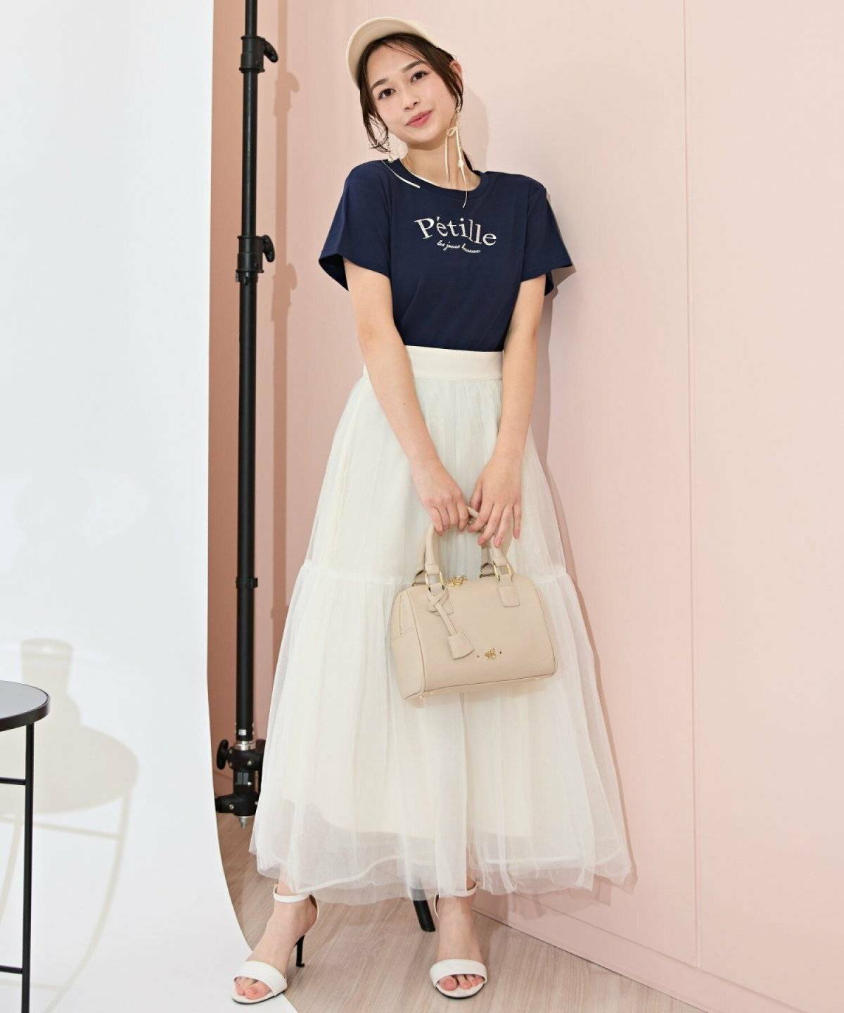 モノトーンコーデの女性