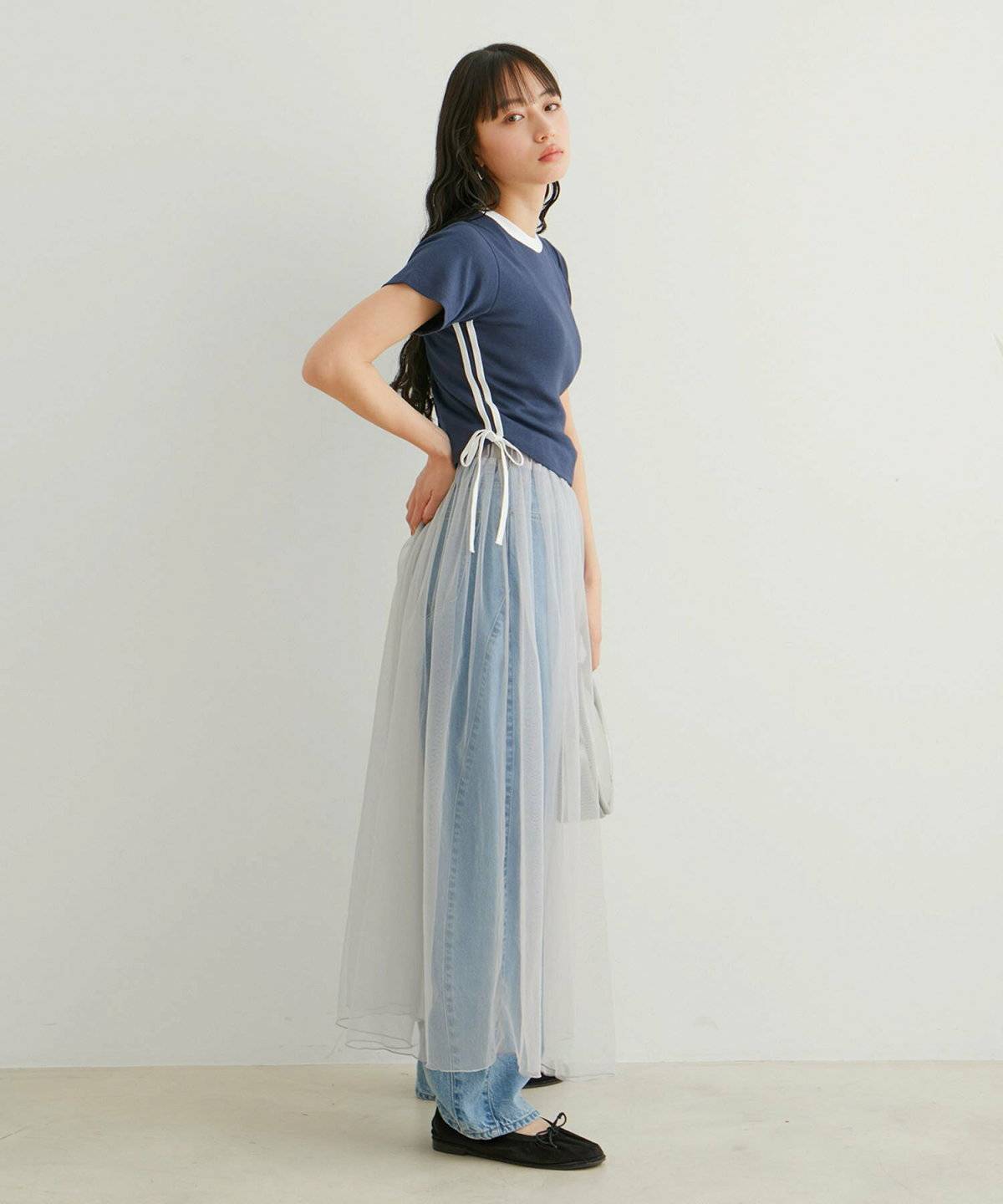 モノトーンコーデの女性