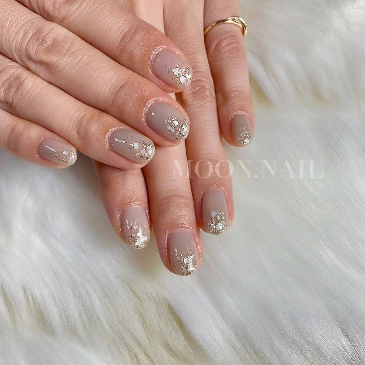 ベージュ×シルバーのラメネイル