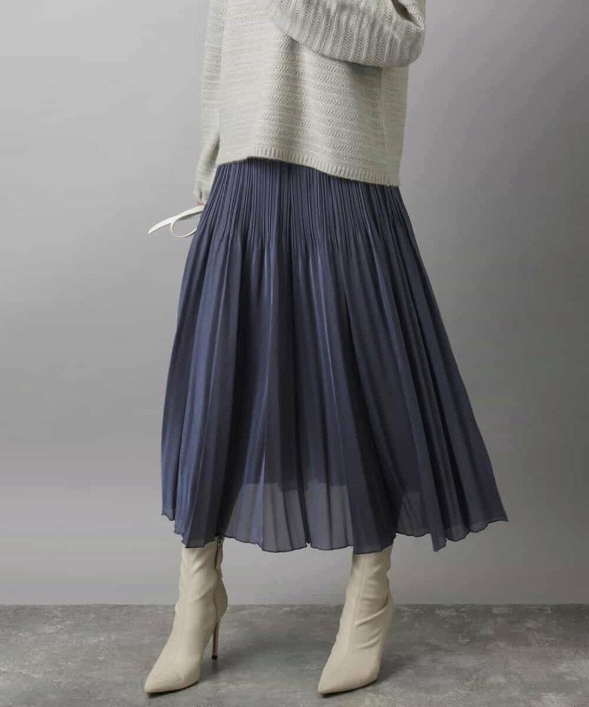 スカートコーデの女性