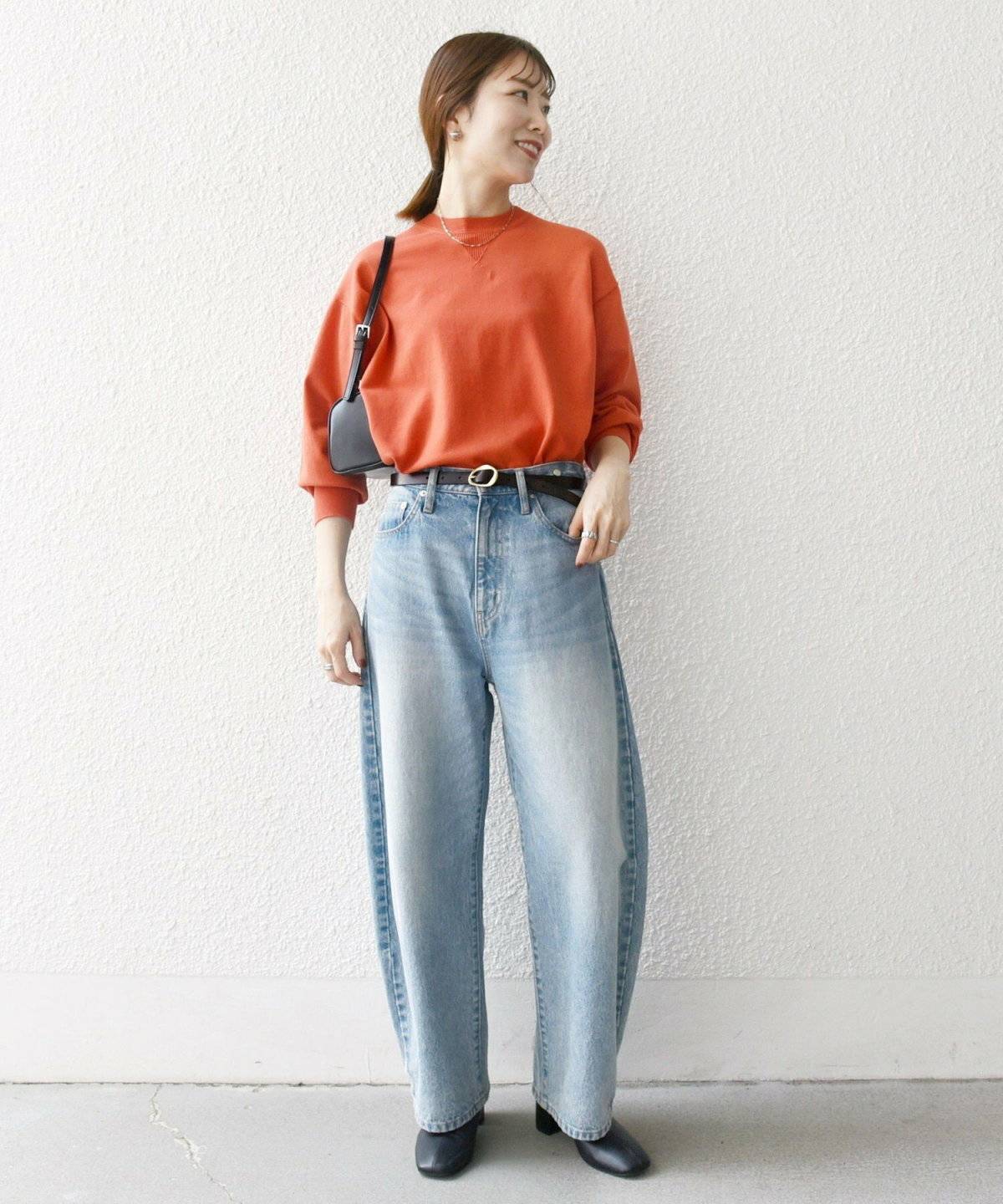 パンツコーデの女性