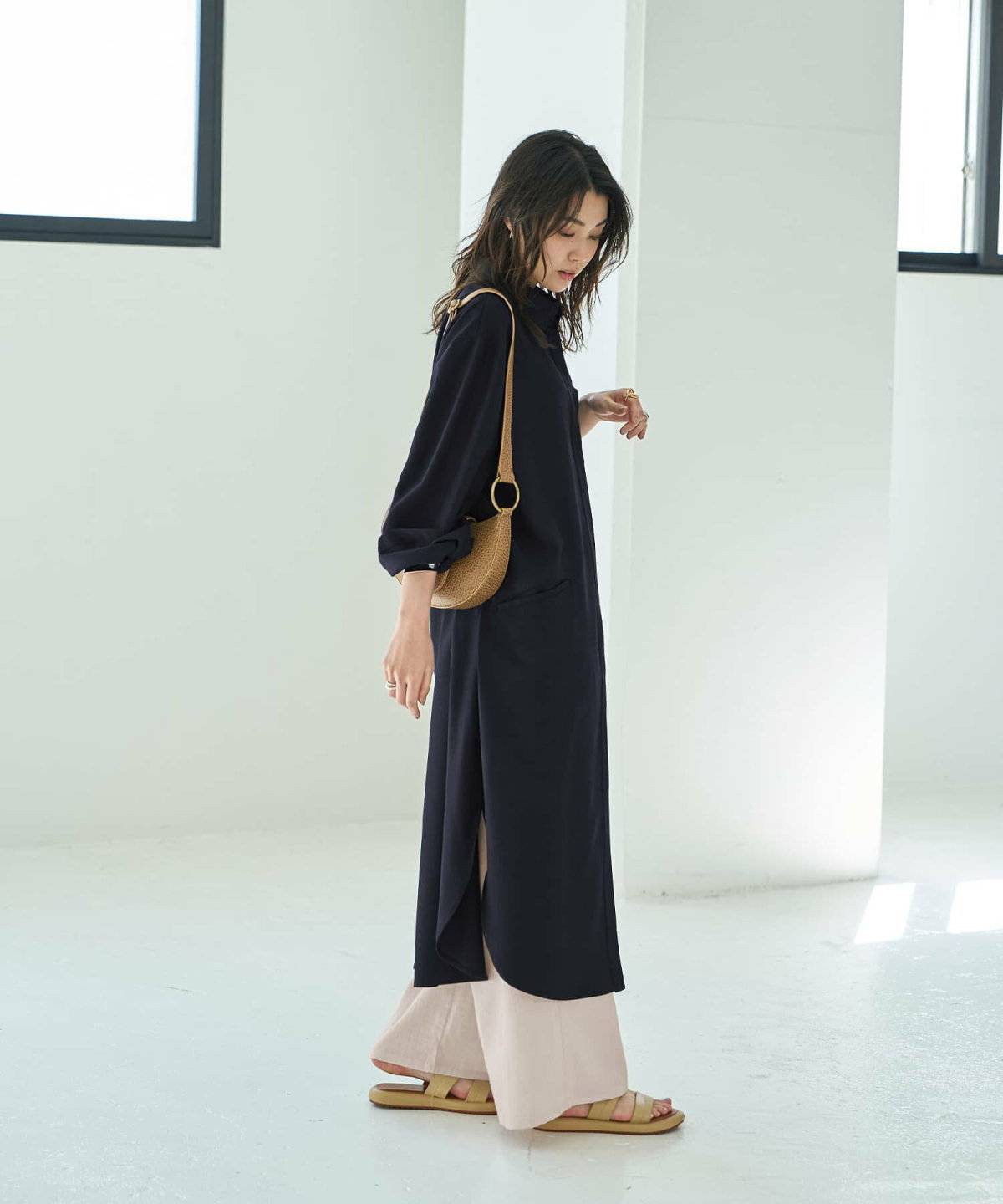 パンツコーデの女性