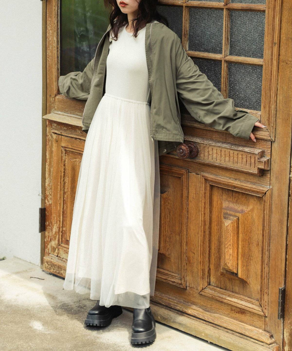 ワンピースコーデの女性