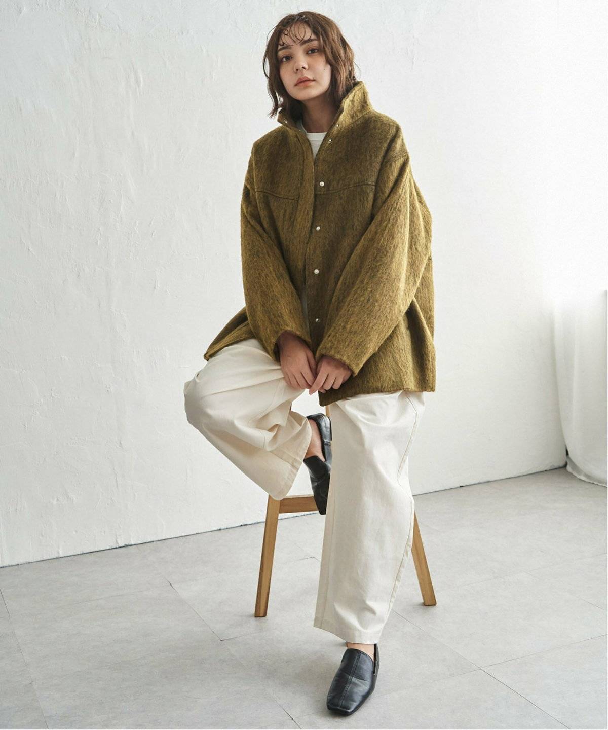 マスタードカラーコートのコーデ