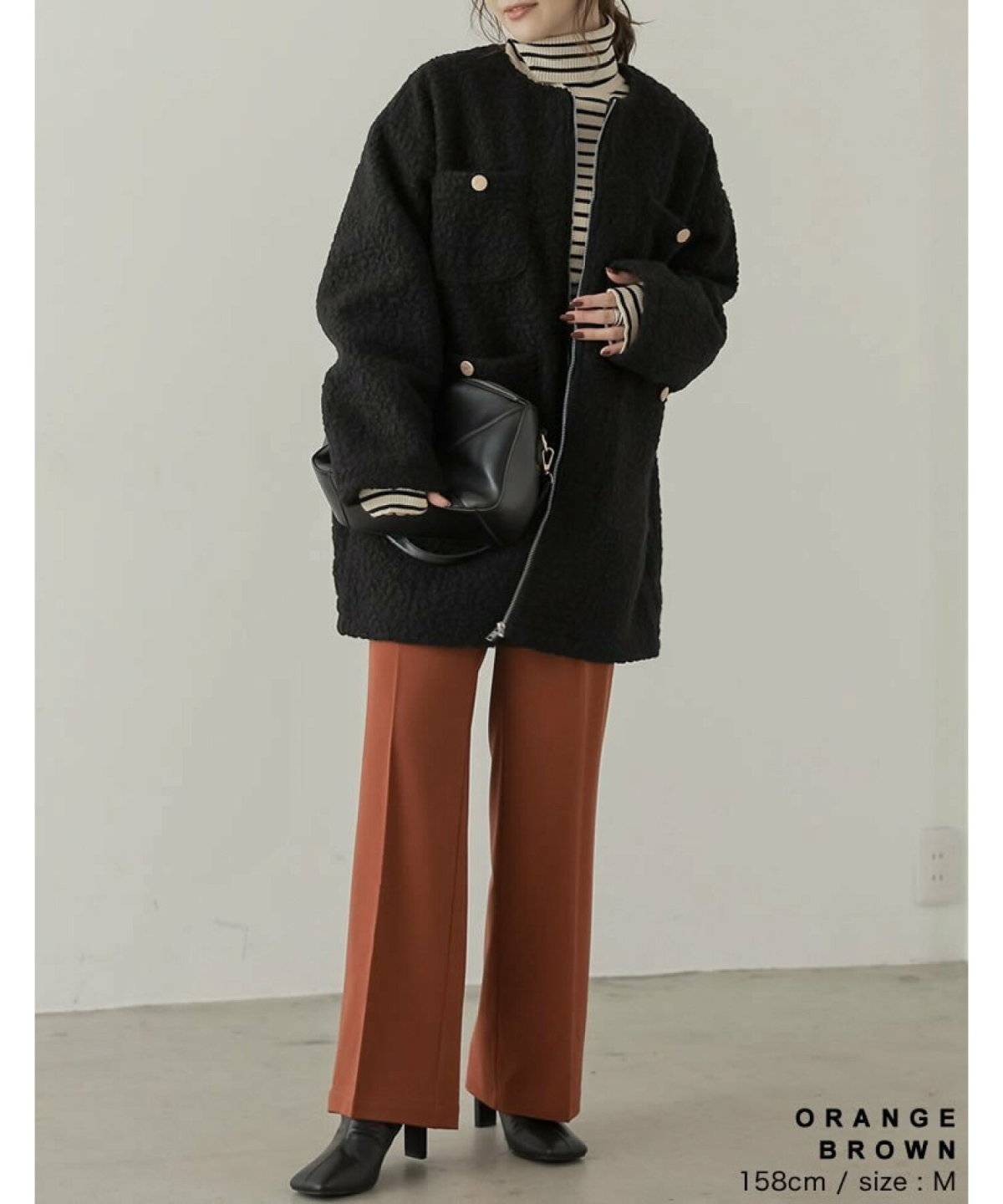 パンツコーデの女性