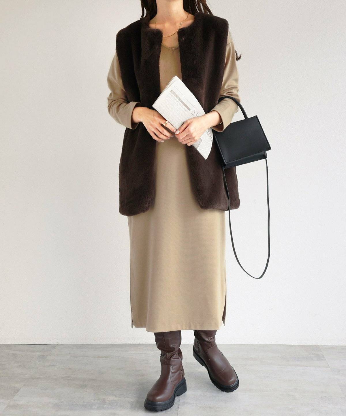 ワンピースコーデの女性