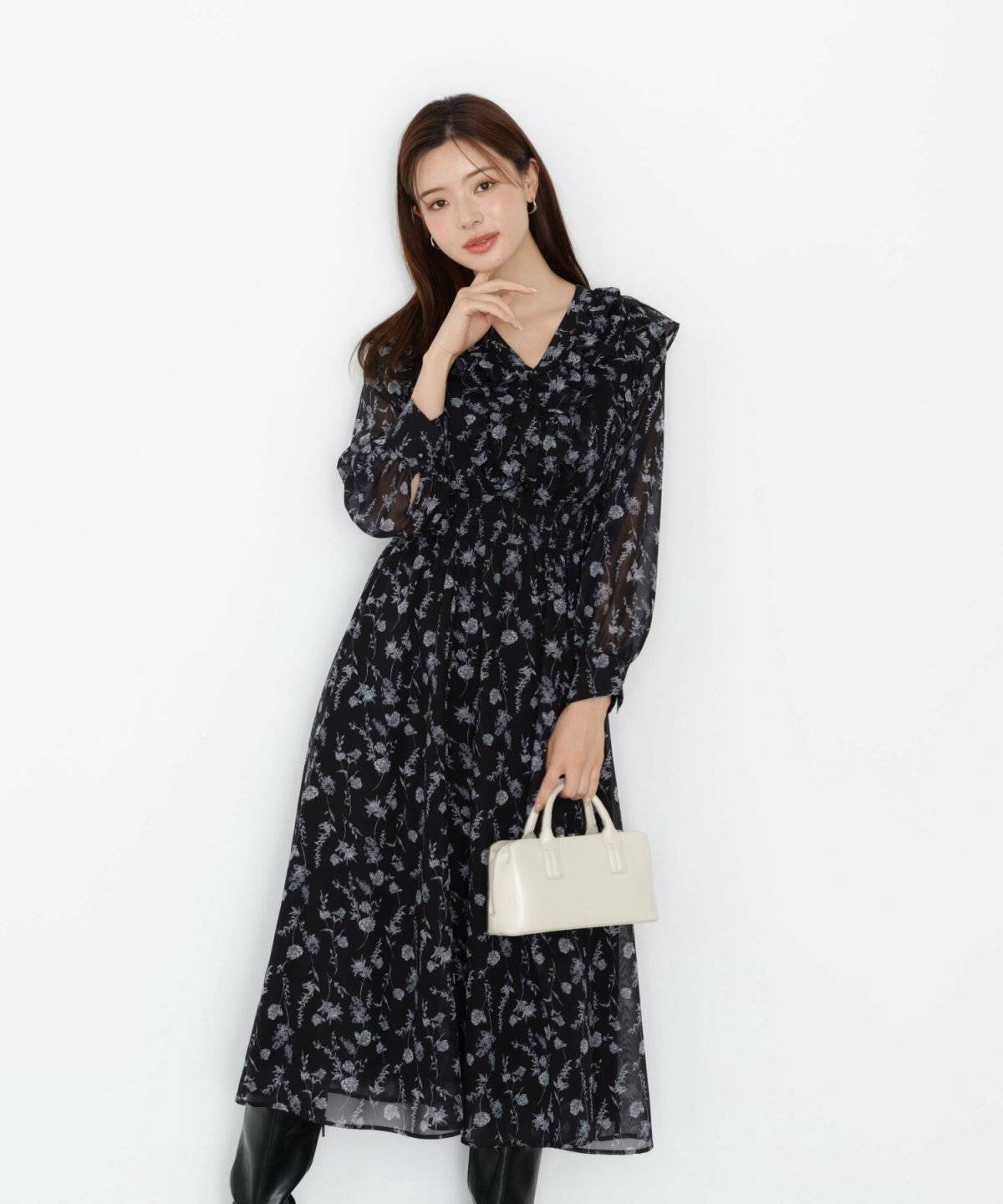 ワンピースコーデの女性