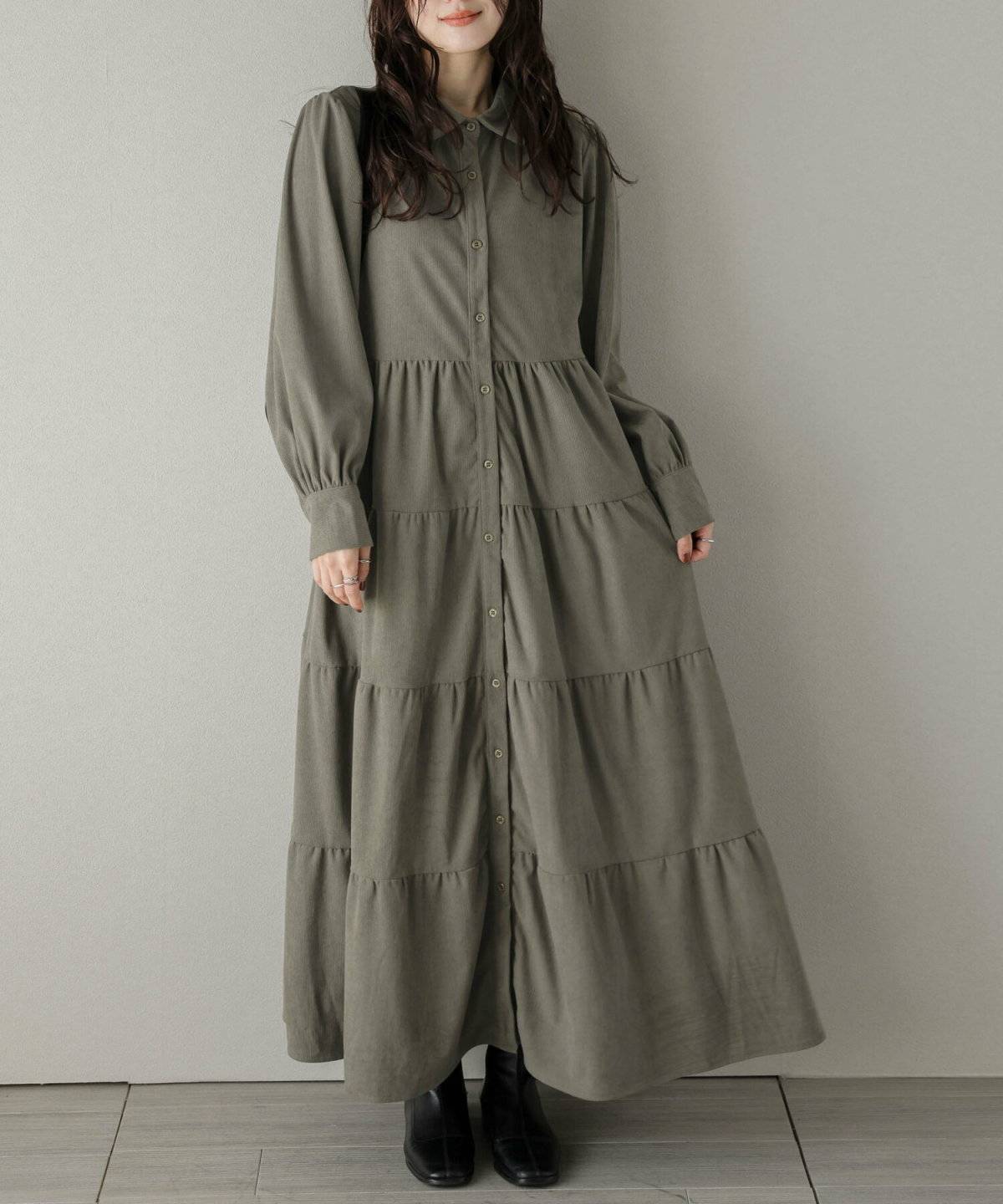 ワンピースコーデの女性