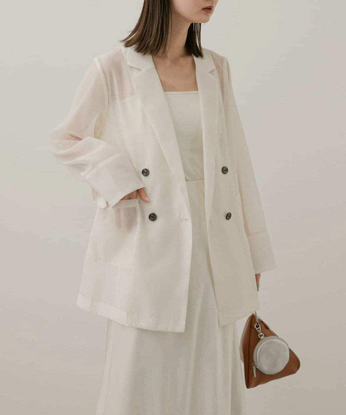 ジャケットコーデの女性