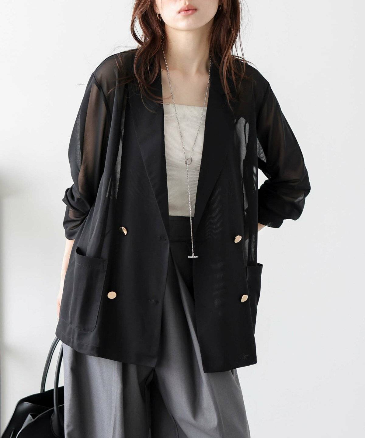 夏の長袖コーデの女性