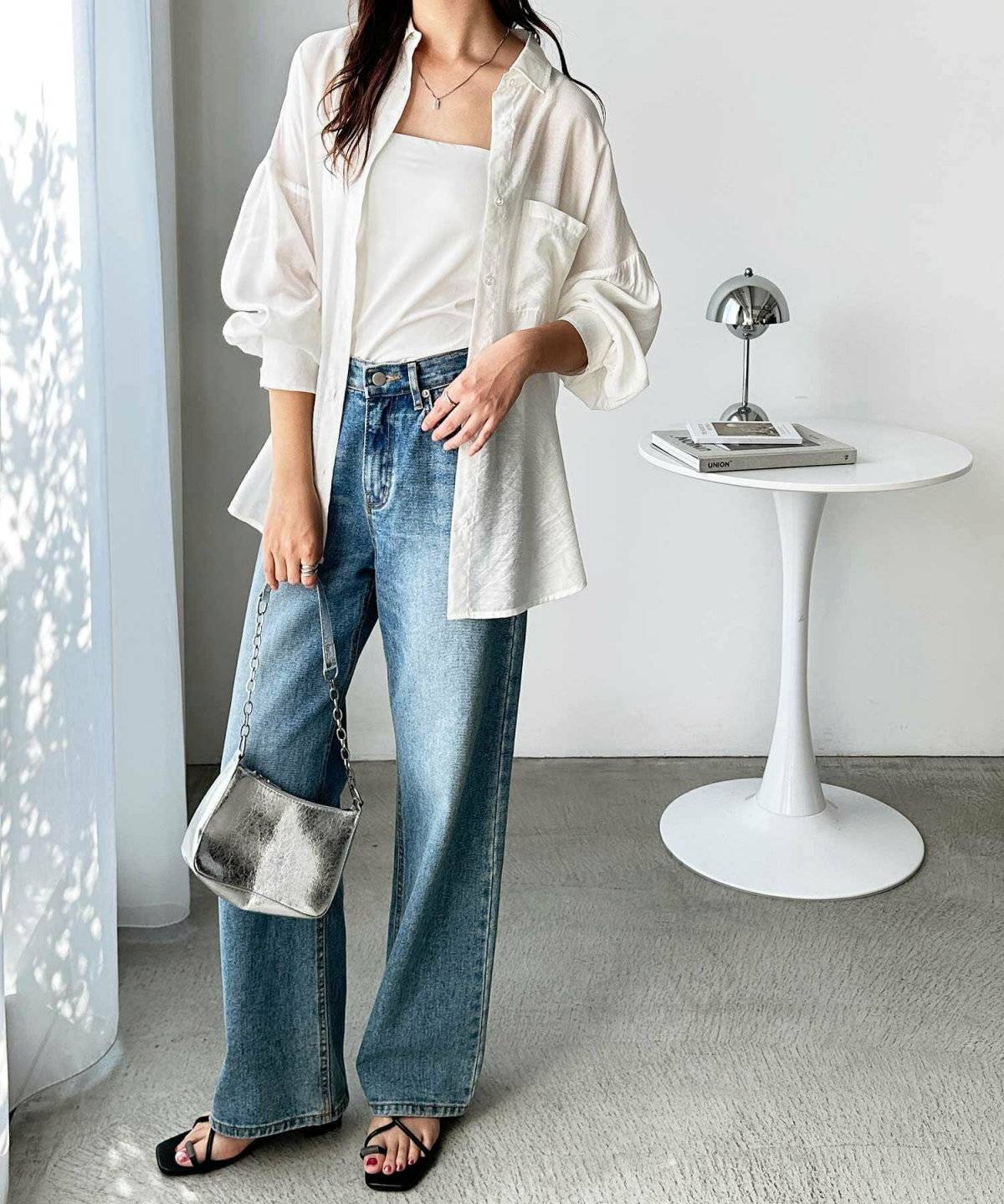 白の長袖シャツとリラックスパンツの女性