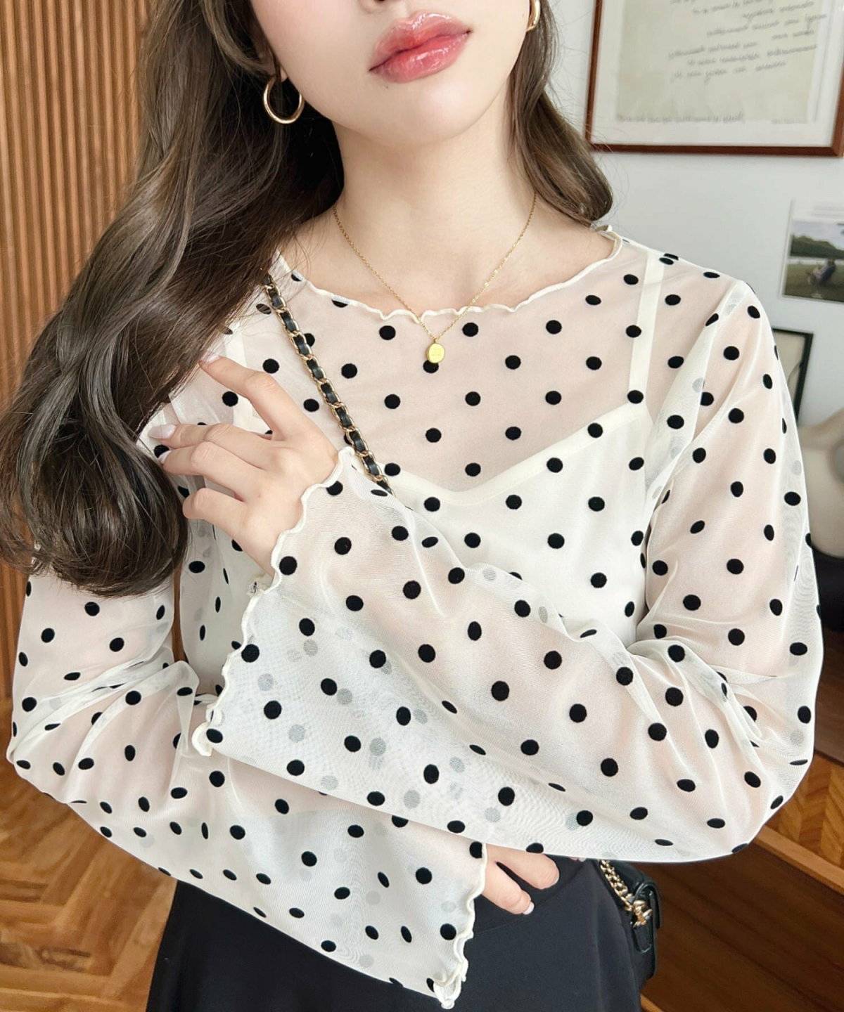 シアートップスにデニムコーデの女性