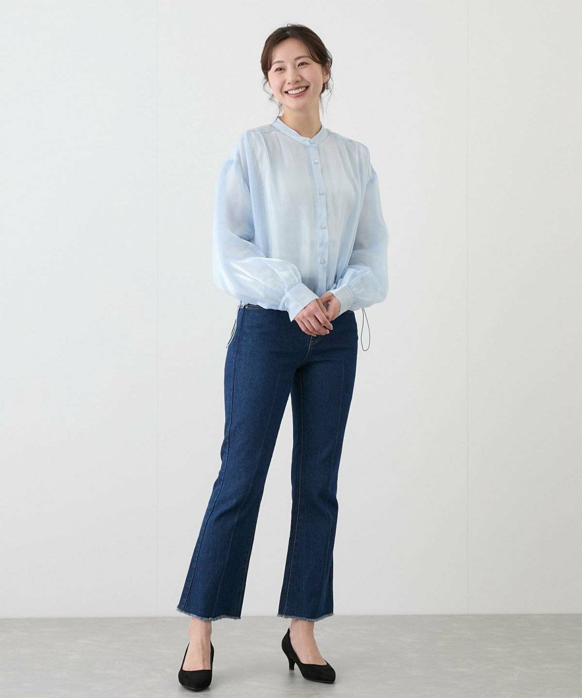 ブルーのワントーンコーデの女性