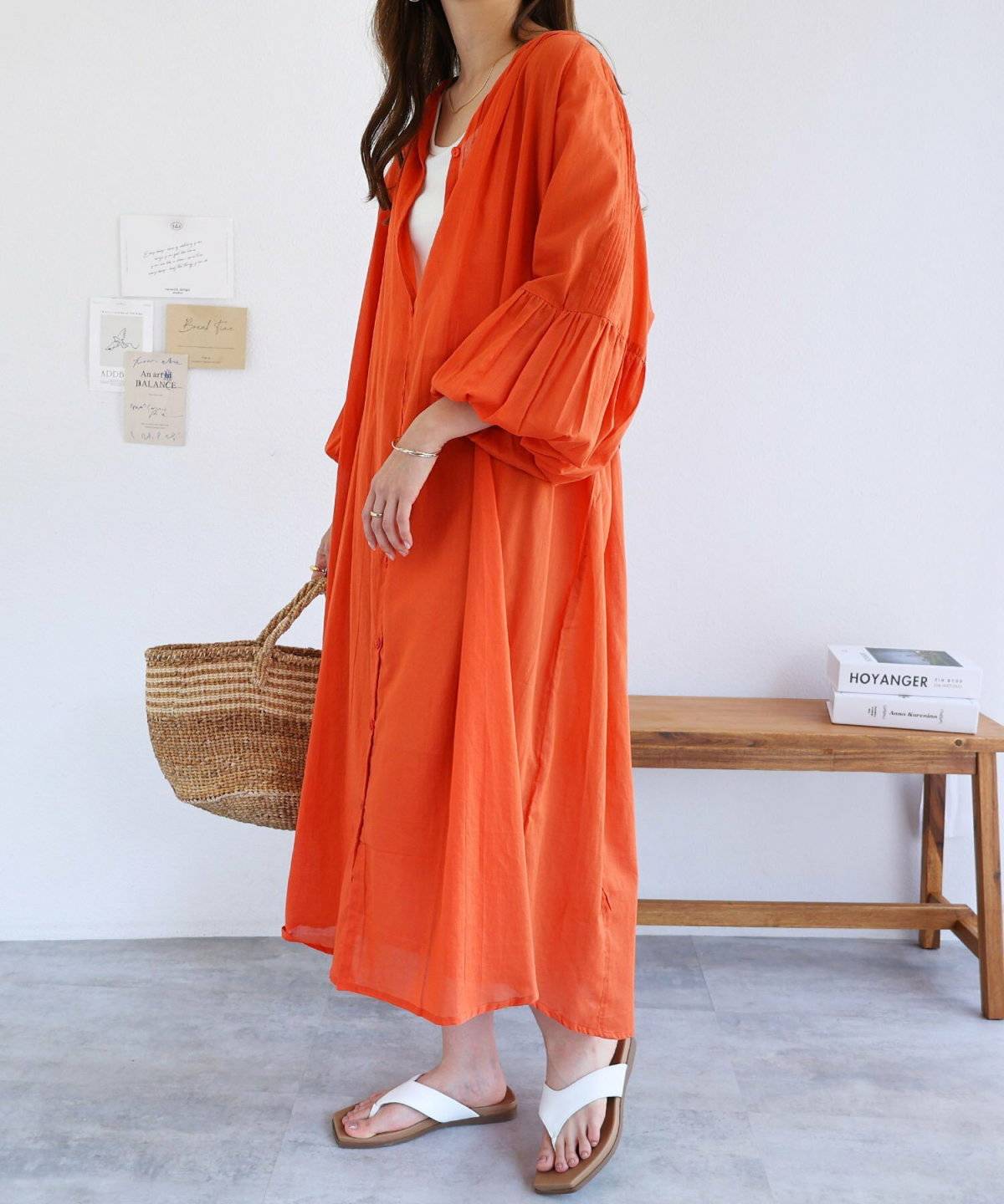 シャツワンピの女性