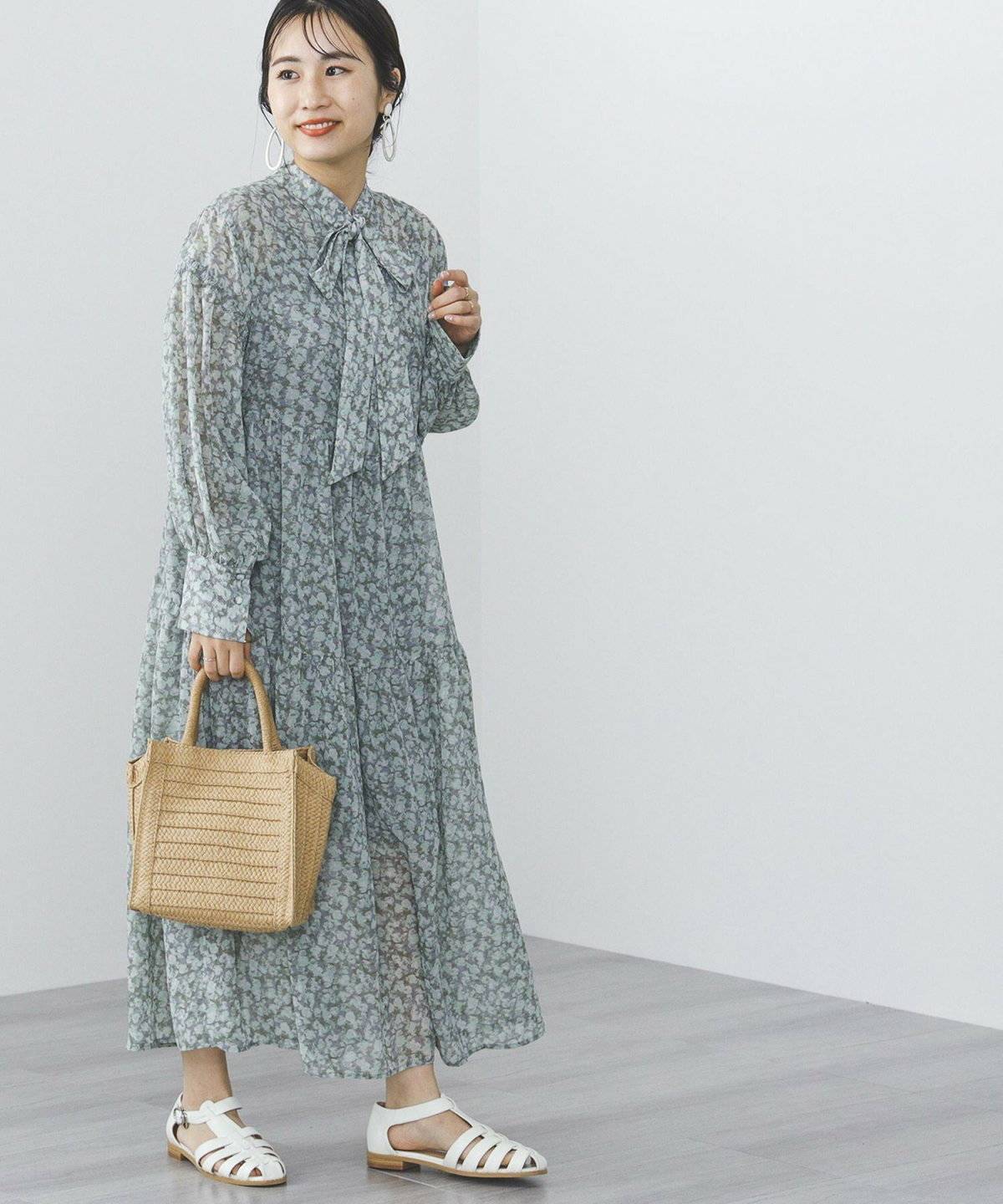 水彩柄ワンピの女性