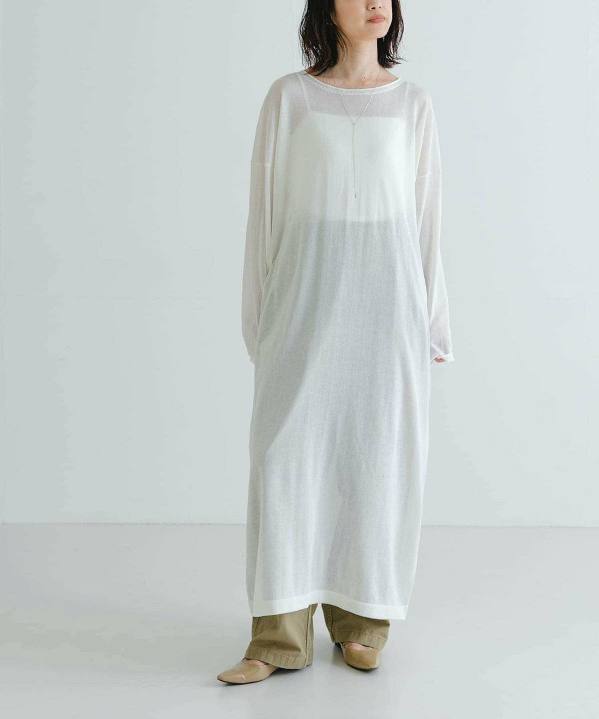 リネンニットワンピの女性