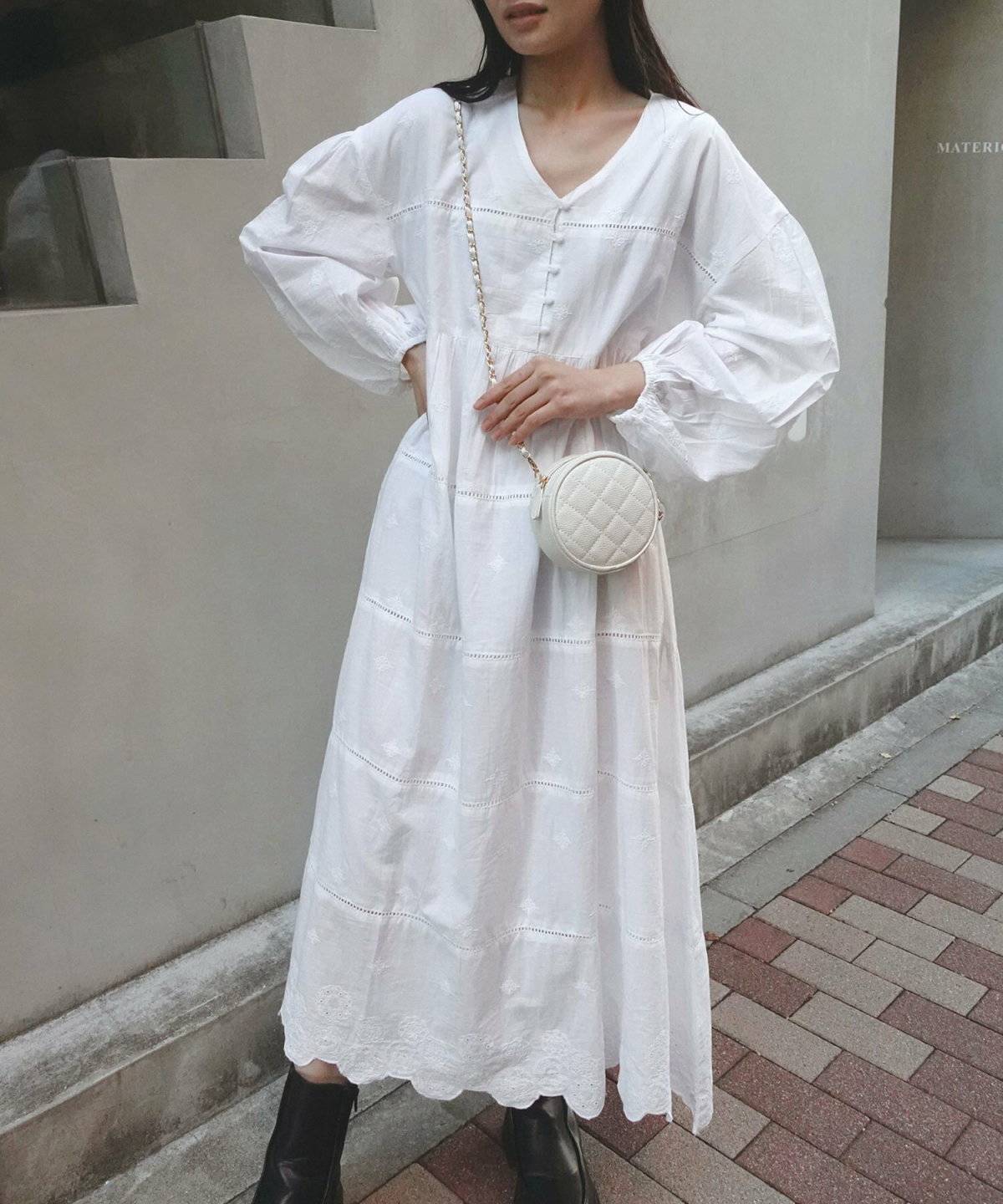 白のマキシワンピの女性