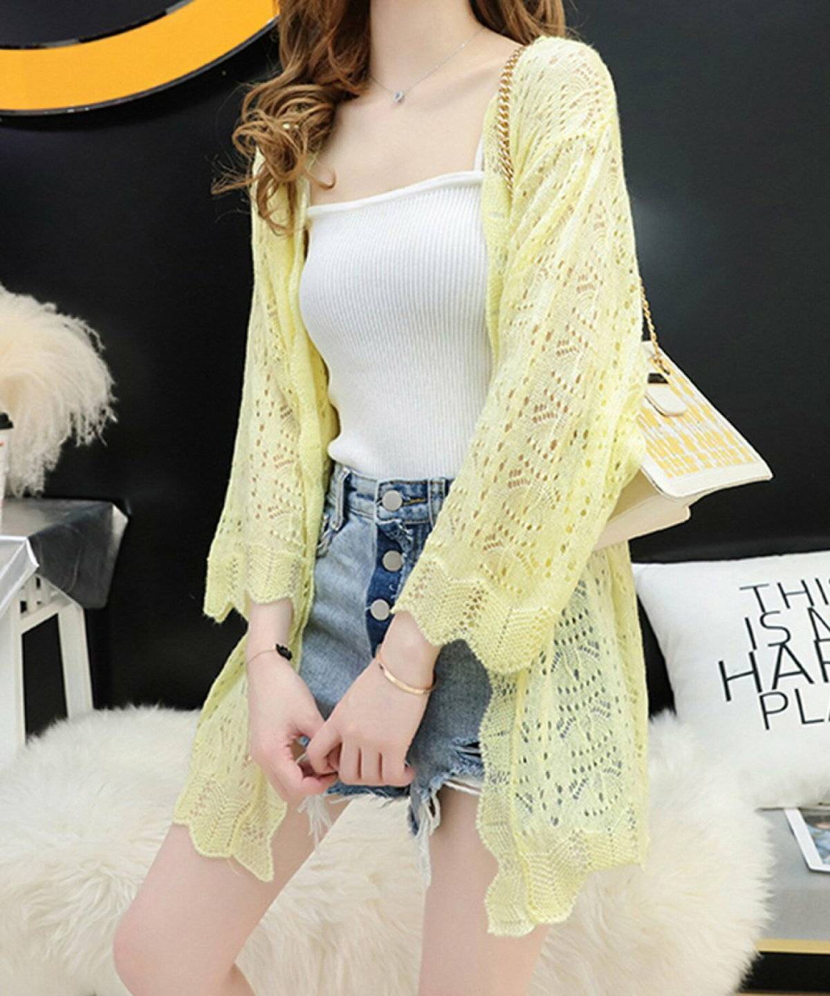 サマーニットにショートパンツの女性