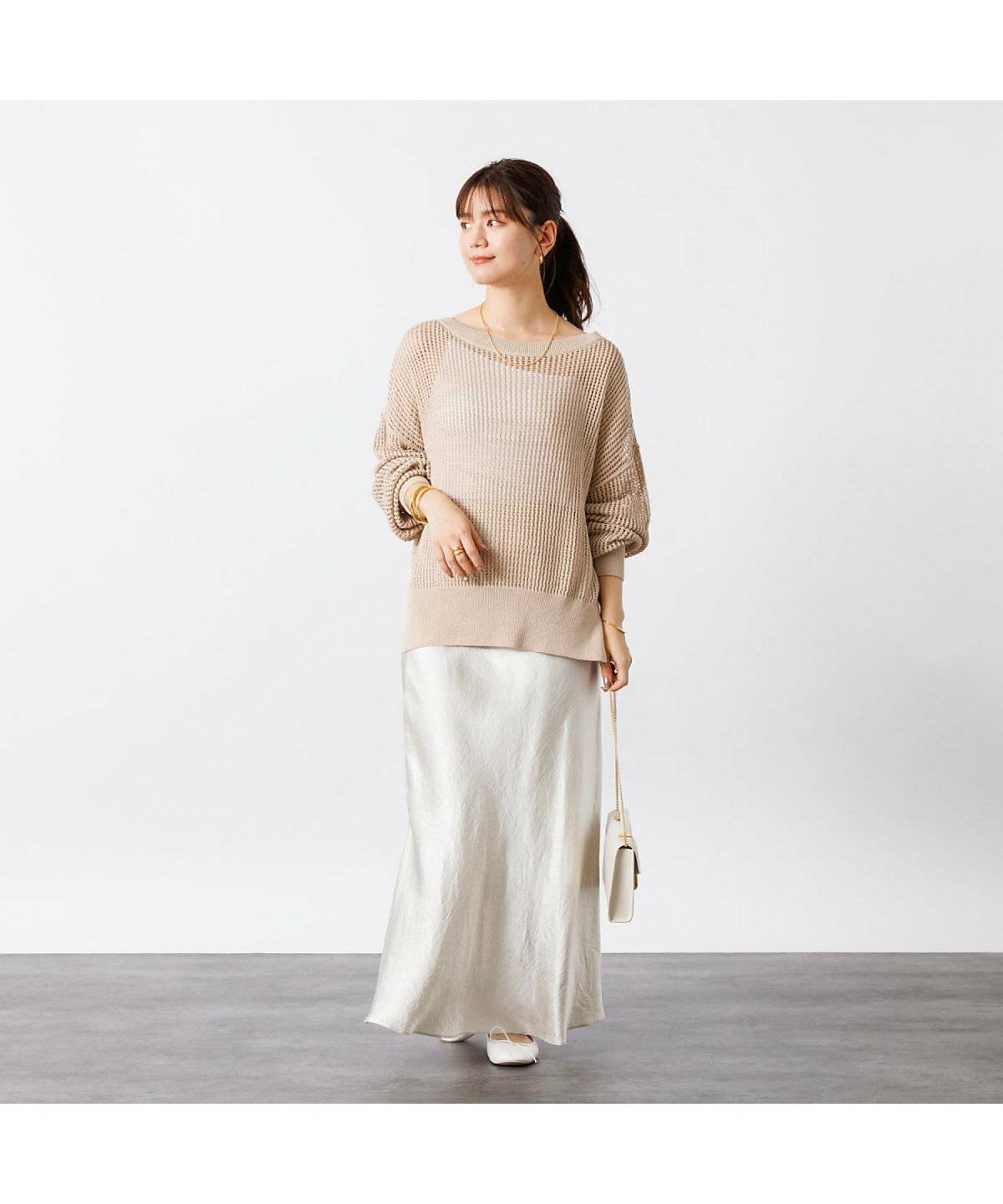 メッシュプルオーバーとキャミワンピのレイヤードコーデの女性