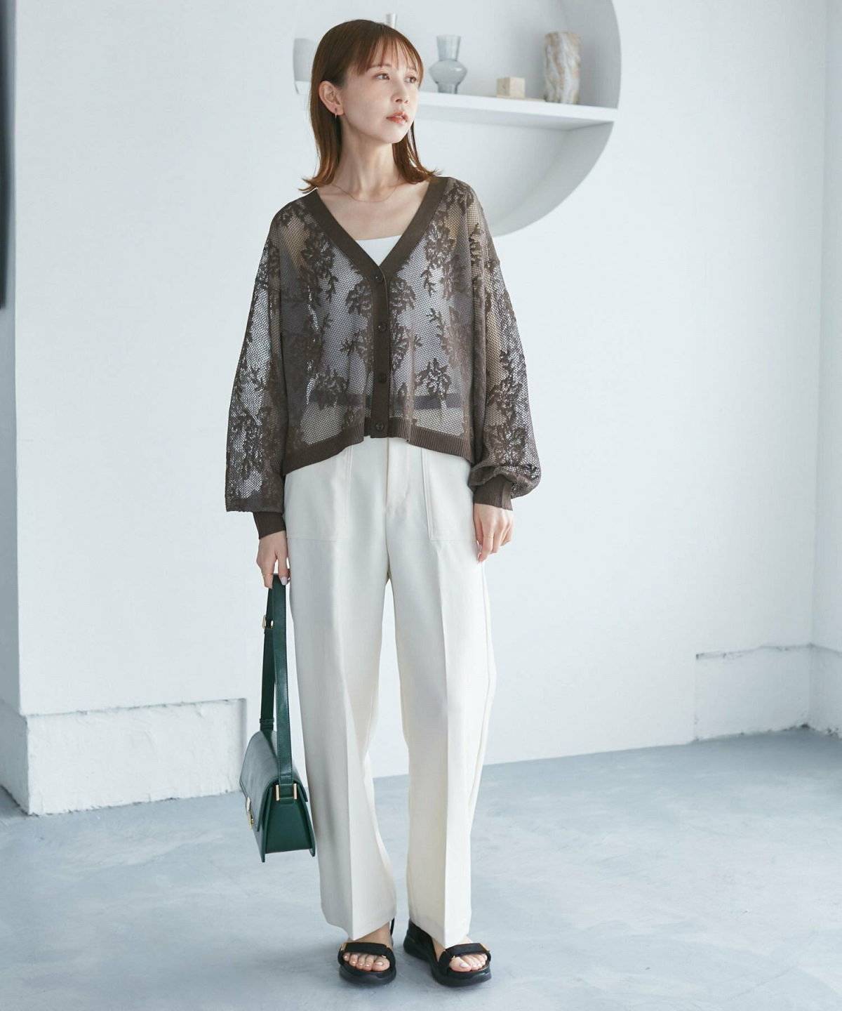 透かし柄カーディガンを着た女性