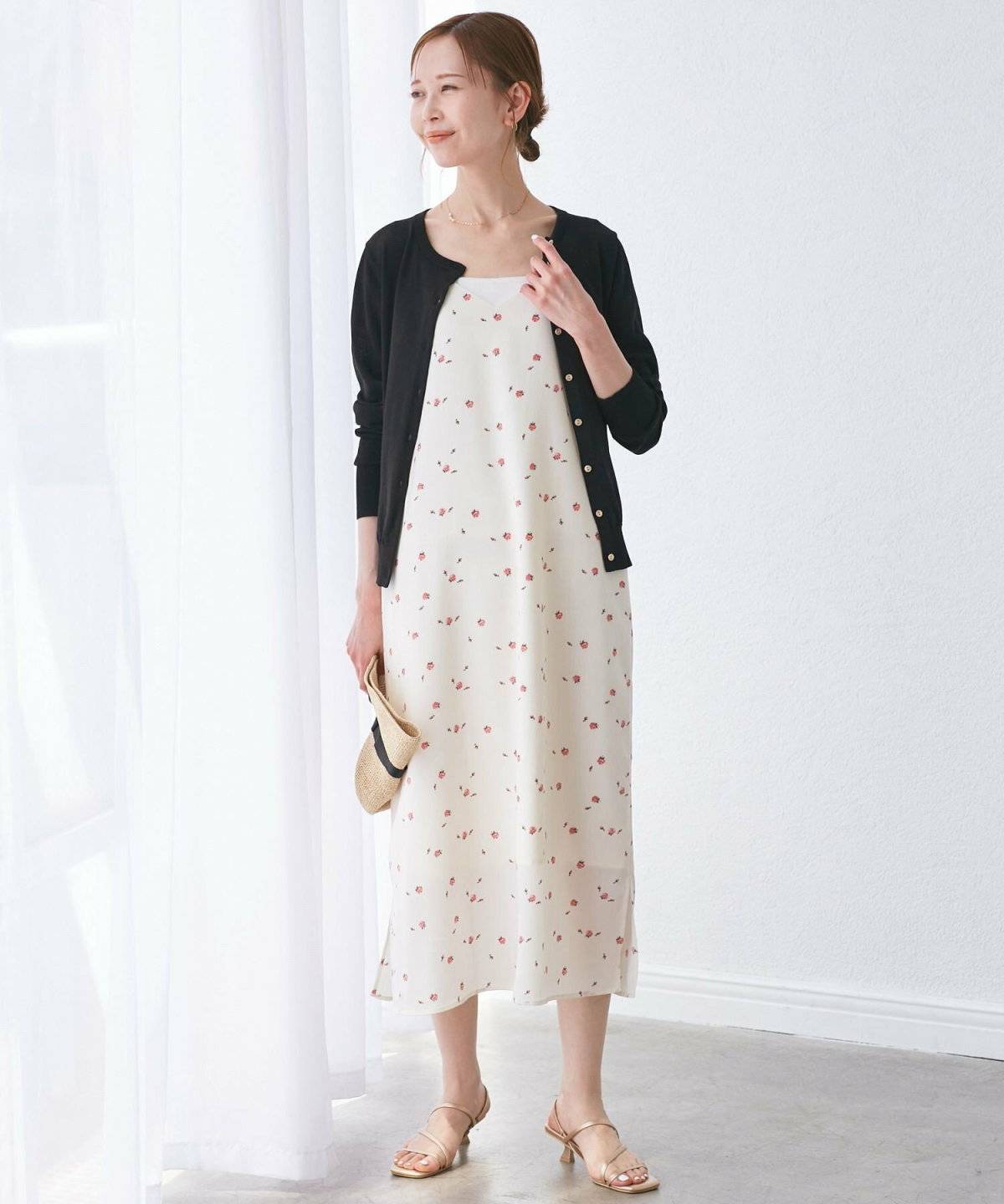 モノトーンコーデでシックな雰囲気の女性