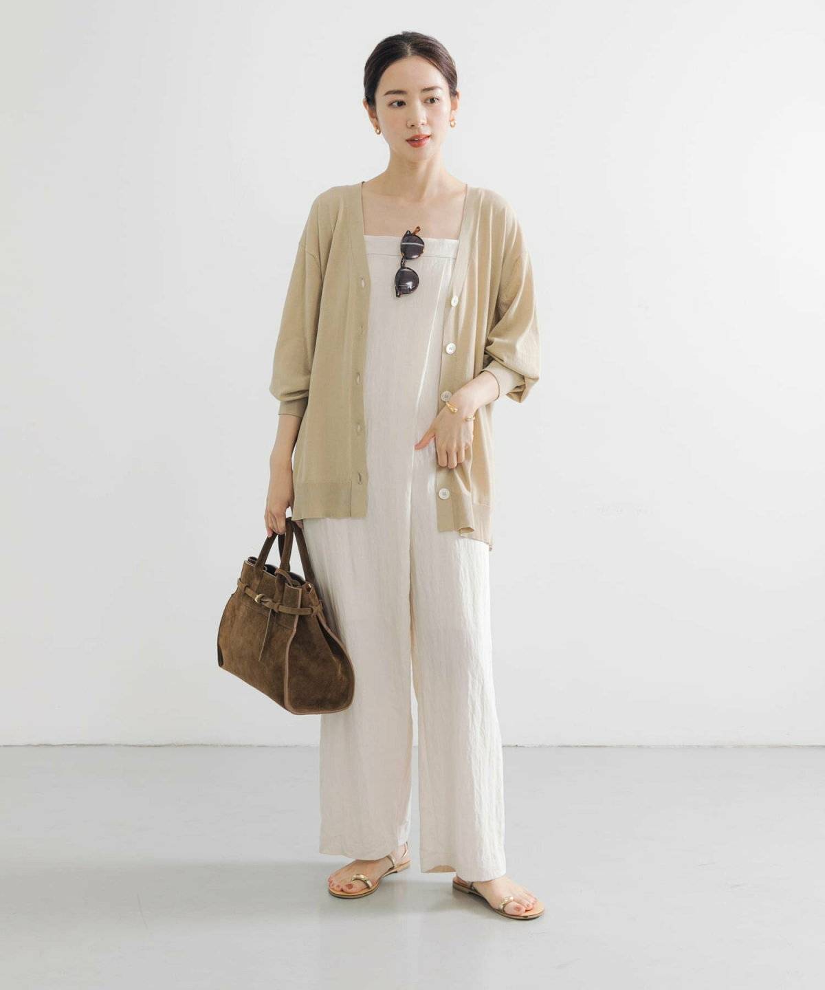 ポンチョカーディガンを着た女性