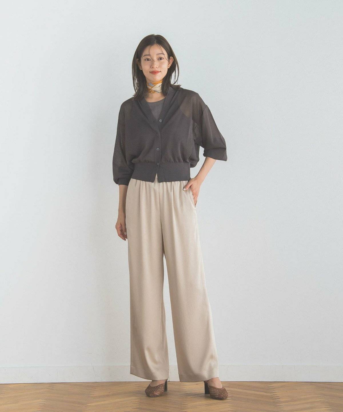 ドロストシアーカーディガンを着た女性