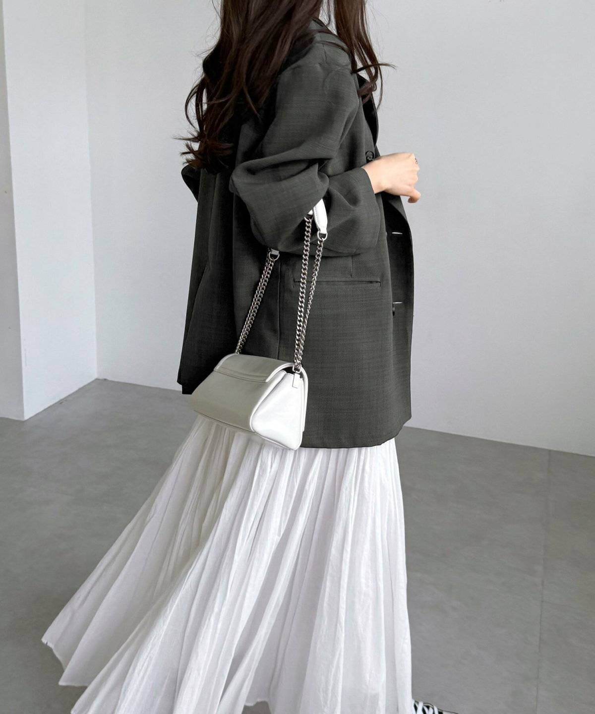 リネンテーラードジャケットを羽織った女性